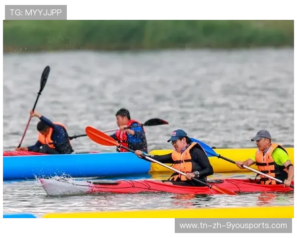 特色水池皮划艇趣味赛，水上运动新体验，皮划艇划水技巧