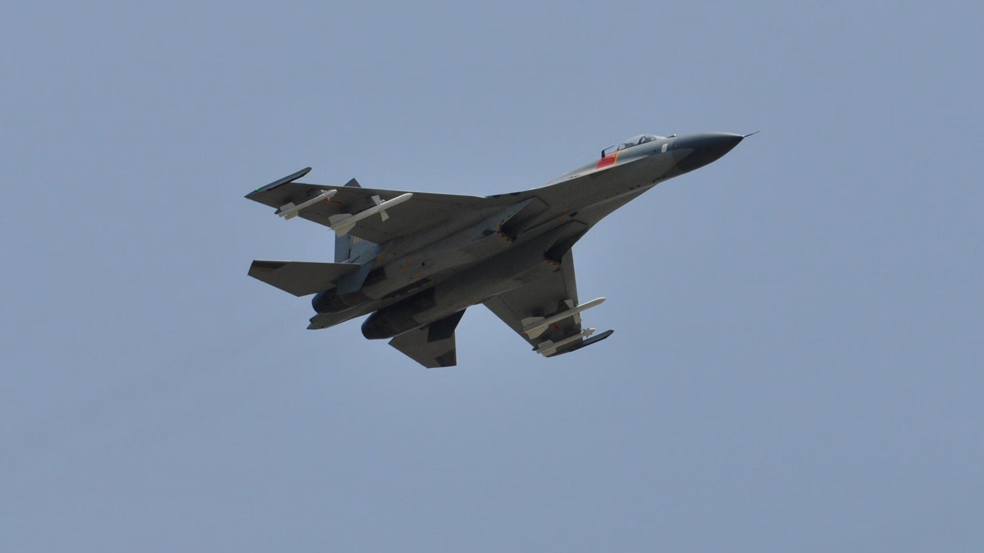 球队是否应优先弥补中场还是锋线短板决定战绩变化,球队中哪个位置最重要