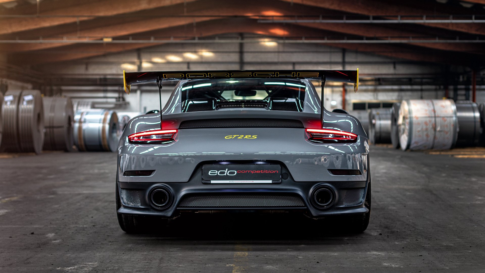 女子足球注重身体对抗训练提升整体抗压水平，女子足球运动